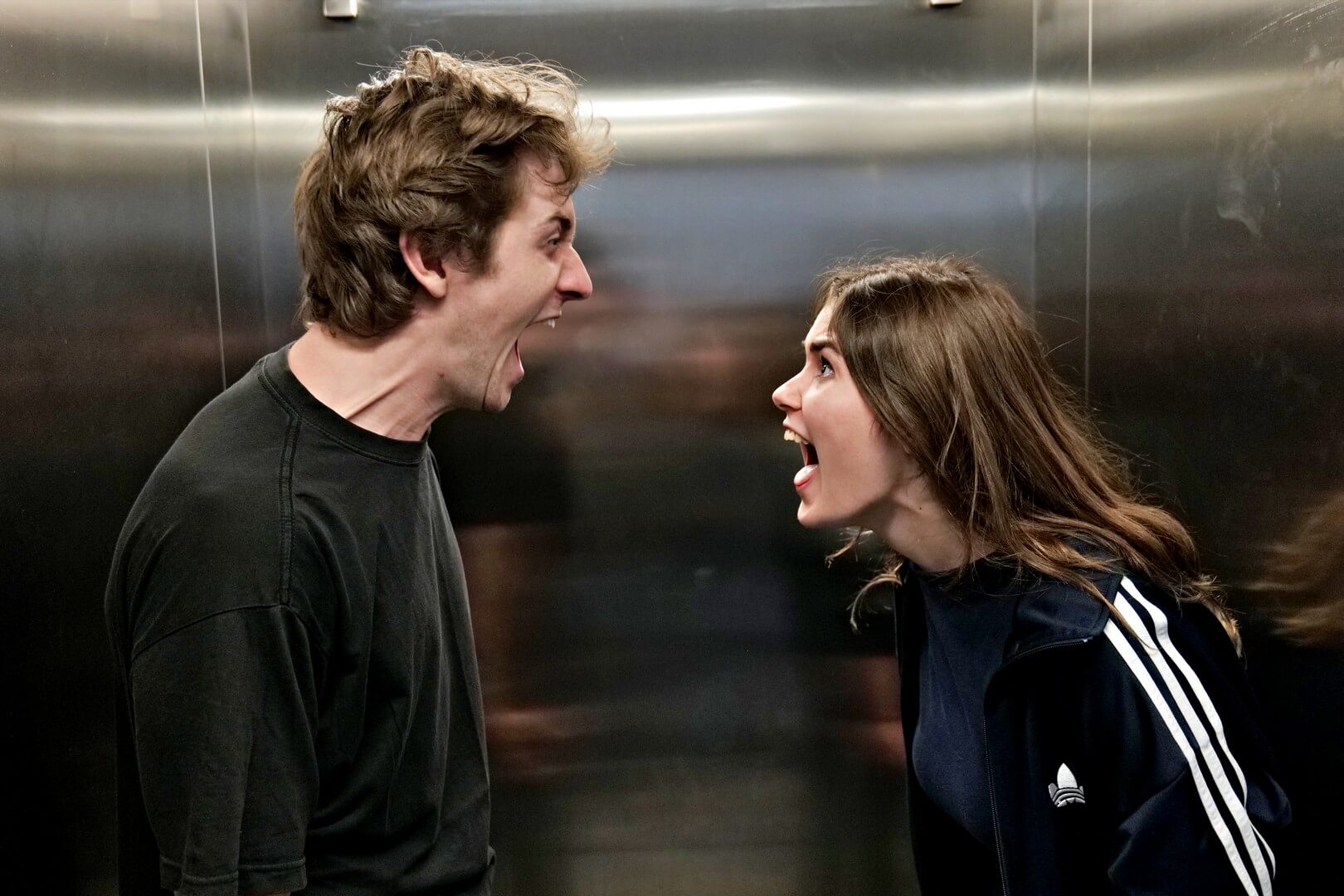 Na zdjęciu dwóje aktorów krzyczących na siebie