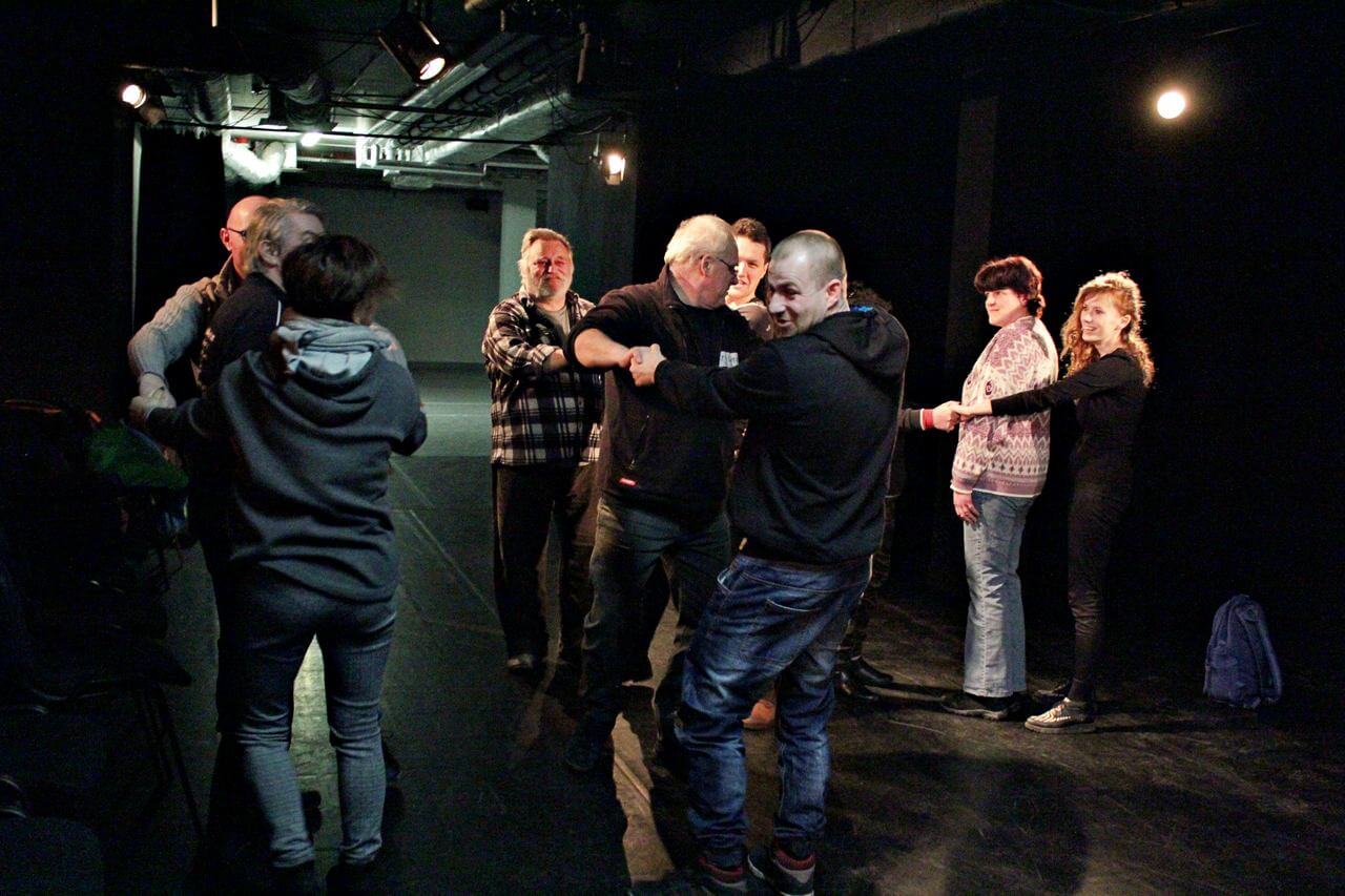 Zdjęcie z projektu Kulturalny Utrecht. Na zdjęciu grupa uczestników w róznym wieku podczas ćwiczeń.