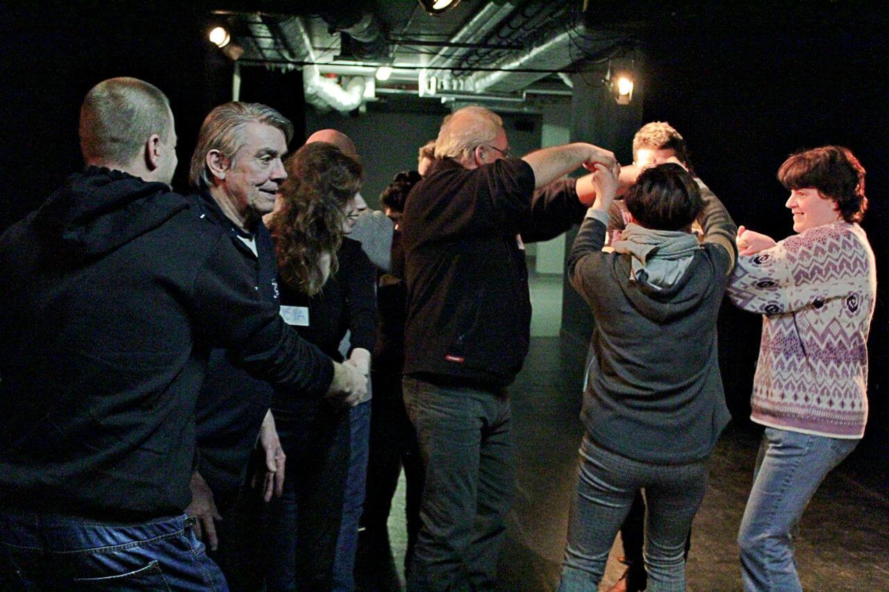 Zdjęcie z projektu Kulturalny Utrecht. Na zdjęciu grupa uczestników w róznym wieku podczas ćwiczeń.