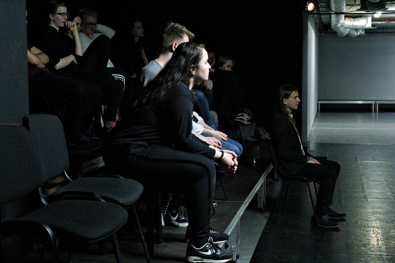 młodzi ludzie siedzący na widowni i patrzący w kierunku sceny, zdjęcie z wydarzenia teatru gdynia główna TEATR STUDENCKI