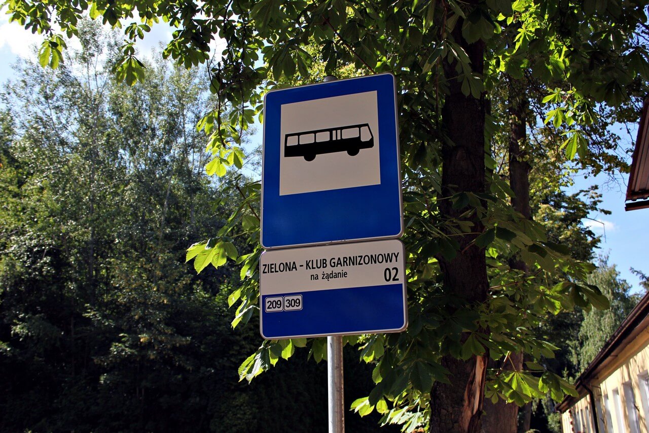 znak przystanku autobusowego zielona klub garnizonowy