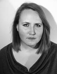 Zdjęcie portretowe, czarno białe, kobieta o długich włosach